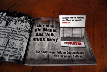 Die PARTEI Stickermag - 30 Jahre Einheit sind genug!